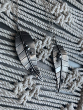 Load image into Gallery viewer, Big and dewy leaf pendant necklace
