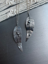 Load image into Gallery viewer, Big and dewy leaf pendant necklace