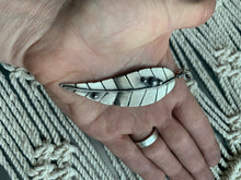 Load image into Gallery viewer, Big and dewy leaf pendant necklace