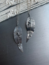 Load image into Gallery viewer, Big and dewy leaf pendant necklace
